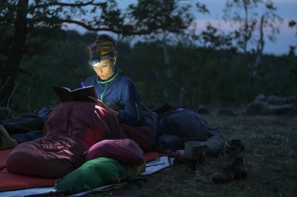 What are the tips for setting up a campsite near the tidal zones on the UK coasts?