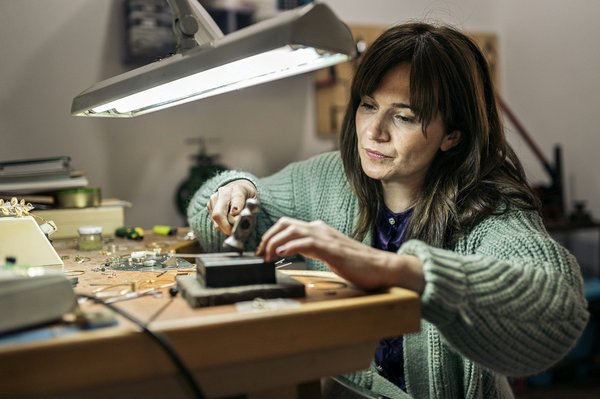 How can tourists participate in detailed workshops on traditional British basket weaving?